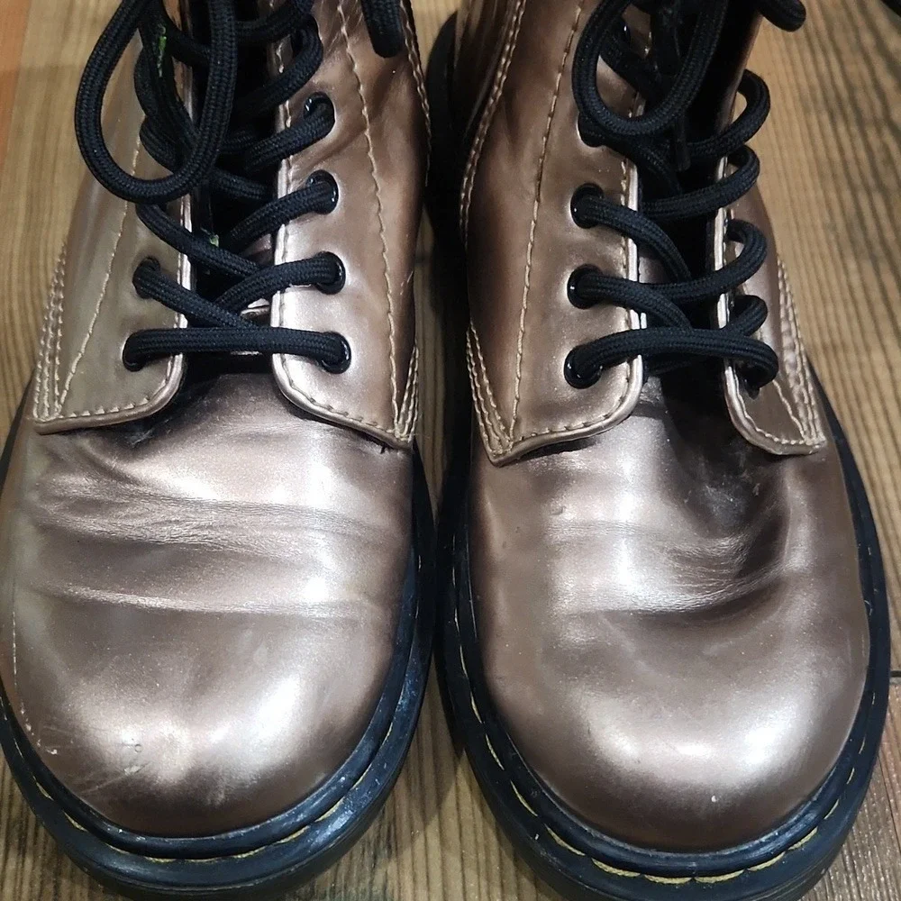 Dr. Martens Rose Gold Chrome Youth Kids Classic 1460 Whimsy goth Edge Boot 2‎